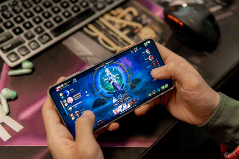 Galaxy S25 Edge pin bé vậy, chơi Liên Quân, Tốc Chiến mấy tiếng là hết?