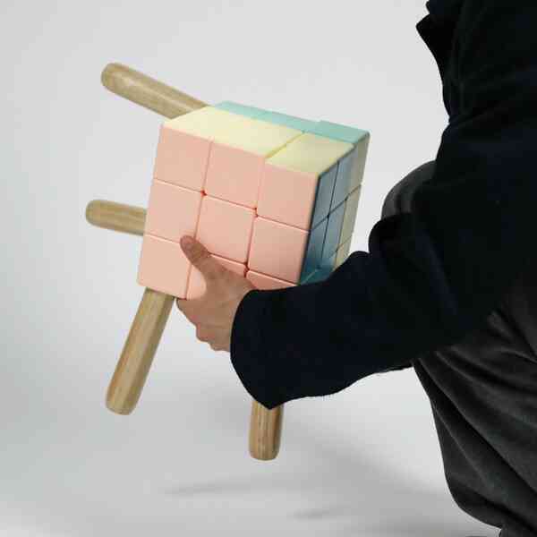 Ghế Rubik lạ đời, muối ngồi phải giải đố- Ảnh 2. Ghế Rubik lạ đời, muối ngồi phải giải đố- Ảnh 2.