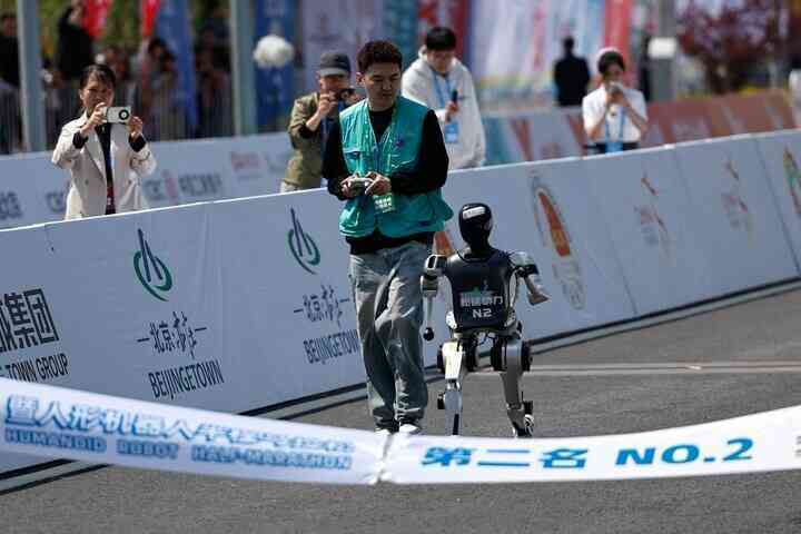 Robot Trung Quốc 'cháy hàng' vì chạy như vận động viên