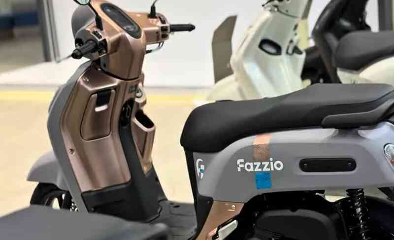 'Kẻ thách thức' Honda Vision thêm màu mới cực xịn: Thiết kế đẹp như SH Mode, động cơ hybrid tiêu thụ chỉ 1,7 lít/100km- Ảnh 2. 'Kẻ thách thức' Honda Vision thêm màu mới cực xịn: Thiết kế đẹp như SH Mode, động cơ hybrid tiêu thụ chỉ 1,7 lít/100km- Ảnh 2.