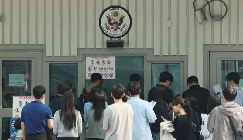 Du học sinh bỏ tiền triệu thuê người ‘tẩy trắng’ mạng xã hội để xin visa Mỹ