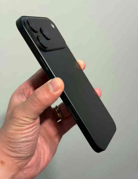 Cận cảnh iPhone 17 Pro, cụm camera mới khiến các iFan phấn khích