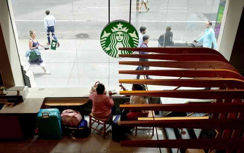 Chiến dịch chưa từng có của Starbucks: Sắp cải tạo 10.000 cửa hàng, biến mỗi không gian thành sảnh khách sạn, nỗ lực hồi sinh công ty- Ảnh 2. Chiến dịch chưa từng có của Starbucks: Sắp cải tạo 10.000 cửa hàng, biến mỗi không gian thành sảnh khách sạn, nỗ lực hồi sinh công ty- Ảnh 2.