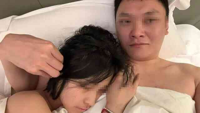 Cựu giám đốc "sở hữu" 200 hợp đồng tình ái với loạt điều khoản quái gở đang gây xôn xao MXH là ai?