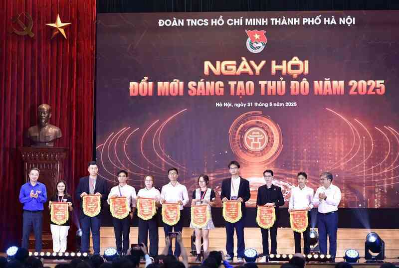Gần 1.000 bạn trẻ đổ bộ Bách khoa trong "Ngày hội Đổi mới sáng tạo Thủ đô 2025": Sân chơi chất lượng, networking siêu xịn!- Ảnh 2. Gần 1.000 bạn trẻ đổ bộ Bách khoa trong "Ngày hội Đổi mới sáng tạo Thủ đô 2025": Sân chơi chất lượng, networking siêu xịn!- Ảnh 2.