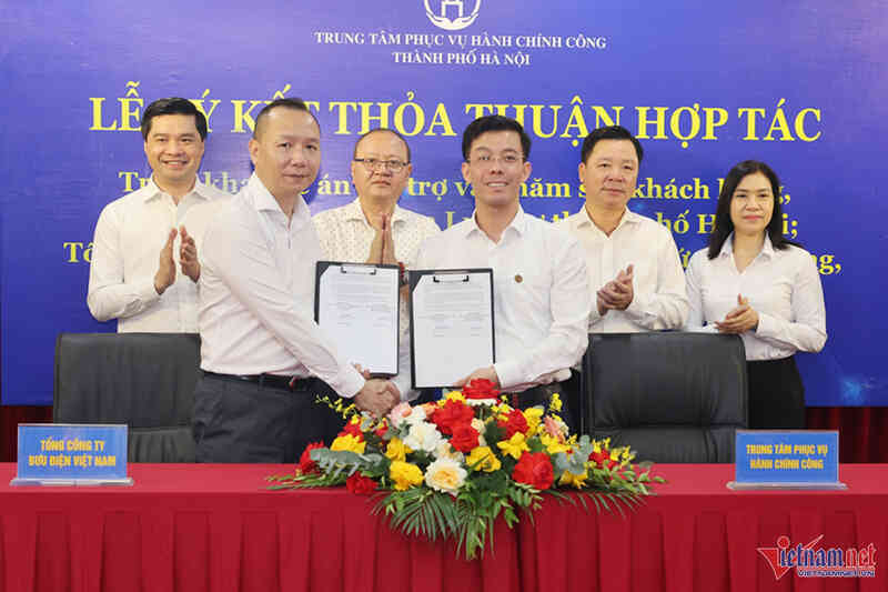 Nhân viên bưu điện tham gia hỗ trợ người dân Hà Nội dùng dịch vụ công trực tuyến