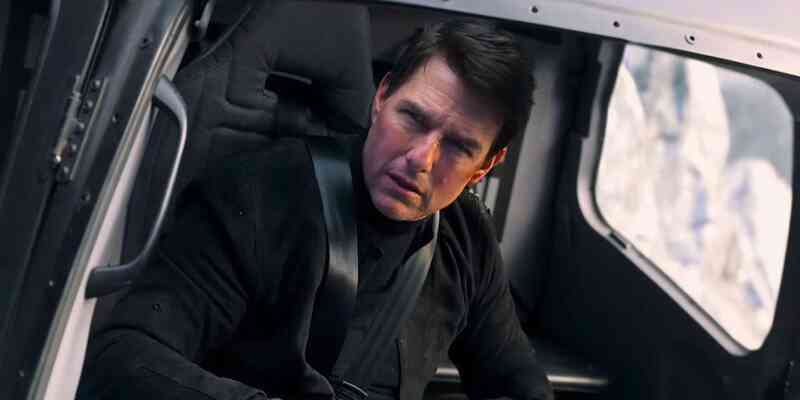 Nhảy khỏi máy bay với chiếc dù bốc cháy, Tom Cruise lập Kỷ lục Guinness- Ảnh 3.