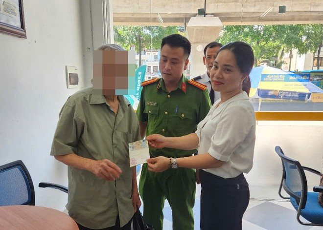 Cụ ông 79 tuổi ở Hà Nội đến ngân hàng tất toán sổ tiết kiệm 250 triệu đồng nhưng nhân viên ngân hàng ngăn cản vì có dấu hiệu bất thường, thành công chặn đứng vụ lừa đảo