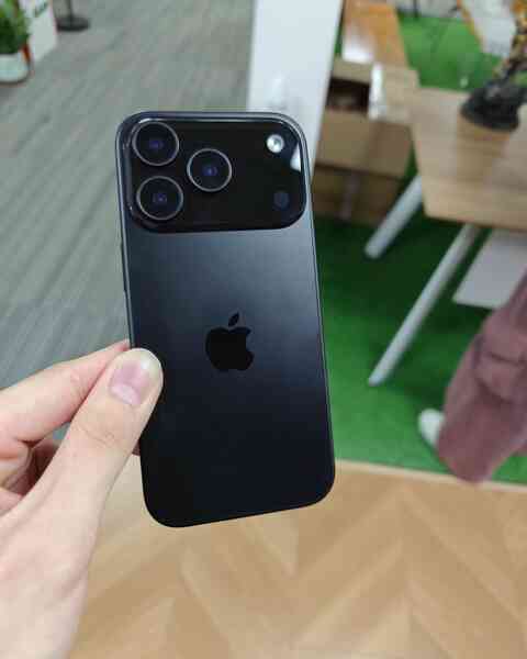 Lộ diện loạt ảnh trên tay iPhone 17 Pro với cụm camera rất lớn