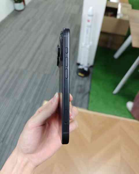 Lộ diện loạt ảnh trên tay iPhone 17 Pro với cụm camera rất lớn- Ảnh 2.