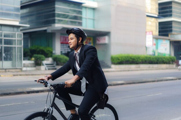 Đạp xe đi làm, tại sao không: Tốt cho sức khỏe, tiết kiệm tiền, không lo xăng xe