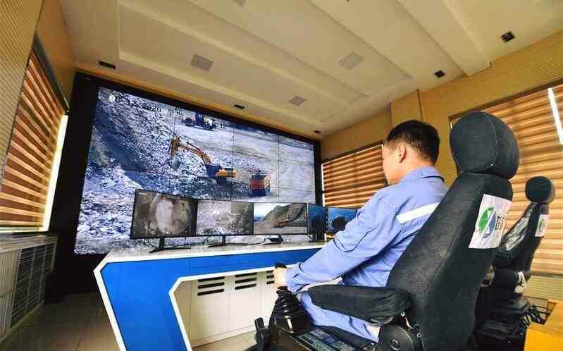 Nhìn thì tưởng là đang chơi game, nhưng thực tế đây là những kỹ sư đang vận hành máy móc xây dựng từ xa!- Ảnh 5. Nhìn thì tưởng là đang chơi game, nhưng thực tế đây là những kỹ sư đang vận hành máy móc xây dựng từ xa!- Ảnh 5.