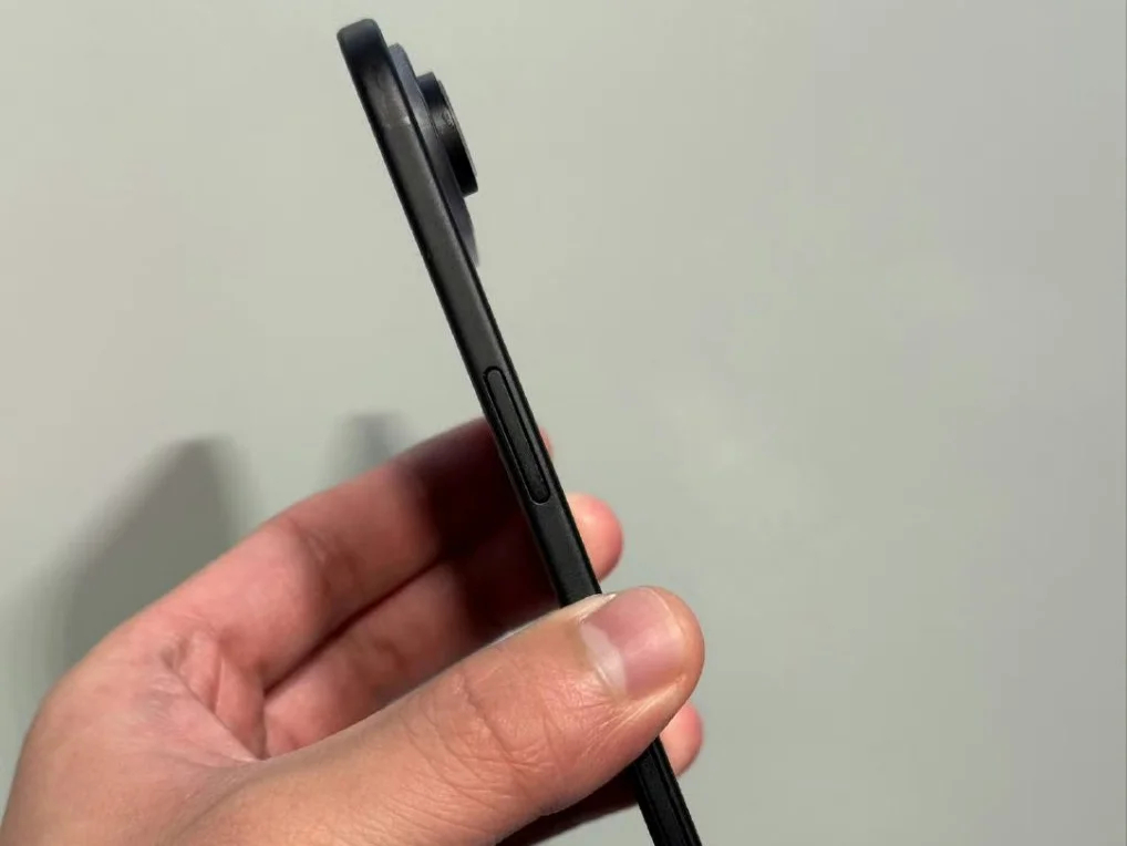 PhoneArena: Màn hình iPhone 17 Air mỏng quá nên dễ nứt vỡ, Apple đã "chia tay" đối tác BOE- Ảnh 2. PhoneArena: Màn hình iPhone 17 Air mỏng quá nên dễ nứt vỡ, Apple đã "chia tay" đối tác BOE- Ảnh 2.