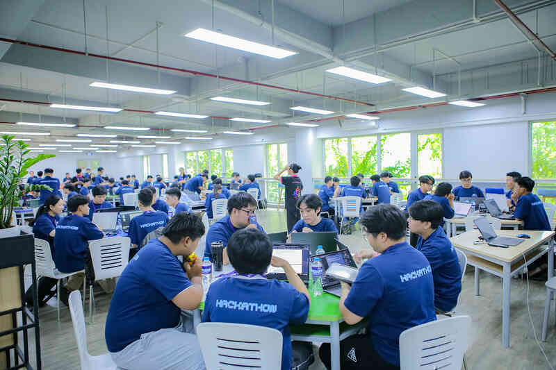 Tài trợ chính cho AI Innovation Hackathon FPT 2025, Luna Base AI mở ra kỷ nguyên mới cho lập trình viên trẻ- Ảnh 4.