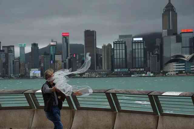 Bão Wipha di chuyển về phía Philippines khiến gần 100.000 người ảnh hưởng, Hong Kong dự kiến nâng mức cảnh báo- Ảnh 5. Bão Wipha di chuyển về phía Philippines khiến gần 100.000 người ảnh hưởng, Hong Kong dự kiến nâng mức cảnh báo- Ảnh 5.