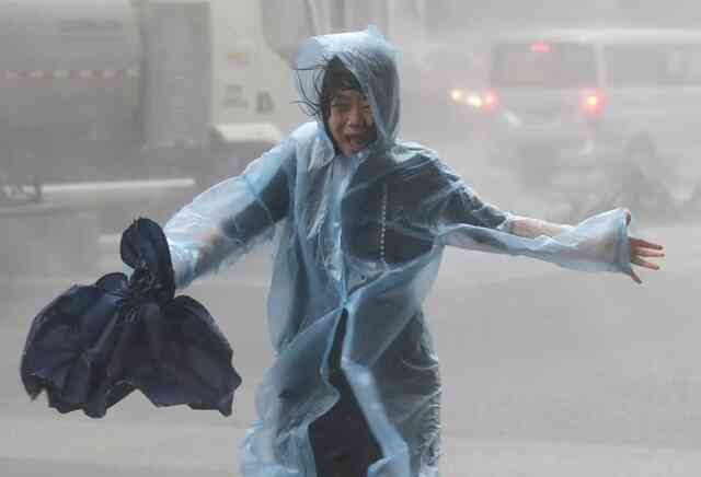 Bão Wipha di chuyển về phía Philippines khiến gần 100.000 người ảnh hưởng, Hong Kong dự kiến nâng mức cảnh báo- Ảnh 7. Bão Wipha di chuyển về phía Philippines khiến gần 100.000 người ảnh hưởng, Hong Kong dự kiến nâng mức cảnh báo- Ảnh 7.
