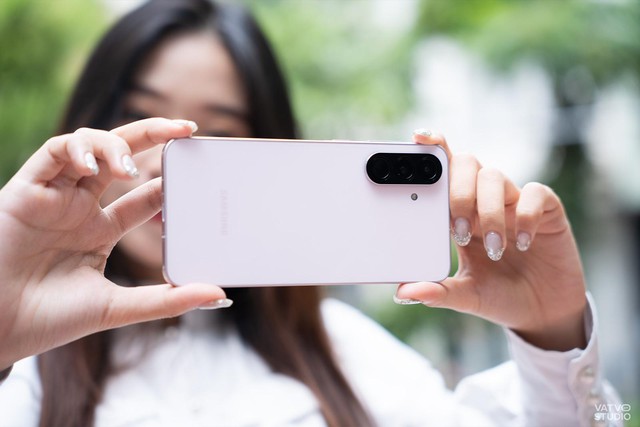 Galaxy A56 5G màu hồng mới: Khẳng định vị thế tiên phong trong thiết kế và công nghệ- Ảnh 9. Galaxy A56 5G màu hồng mới: Khẳng định vị thế tiên phong trong thiết kế và công nghệ- Ảnh 9.