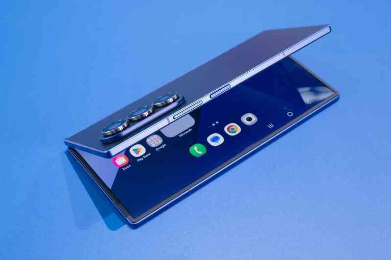 Hai màu xanh navy và xanh mint trên Galaxy Z Fold7 thu hút người dùng