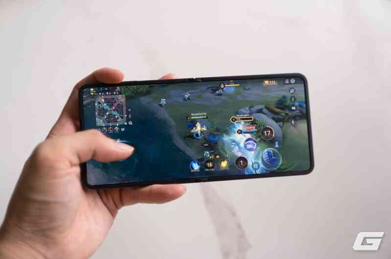 Chơi Liên Quân, Tốc Chiến bằng Galaxy Z Flip7: Liệu có trụ nổi 5 tiếng?