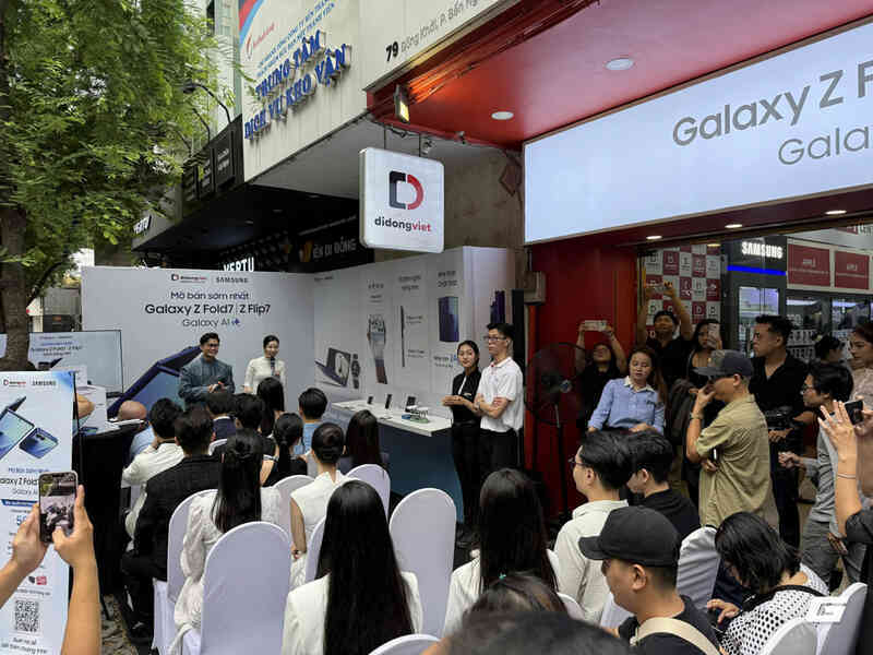 Điện thoại gập không còn là "đồ chơi nhà giàu": Galaxy Z Fold7 và Flip7 khiến người Việt chịu chi hơn bao giờ hết, xếp hàng từ tận 7 giờ sáng để mua máy mới