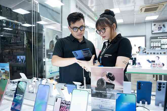 Điện thoại gập không còn là "đồ chơi nhà giàu": Galaxy Z Fold7 và Flip7 khiến người Việt chịu chi hơn bao giờ hết, xếp hàng từ tận 7 giờ sáng để mua máy mới- Ảnh 4.