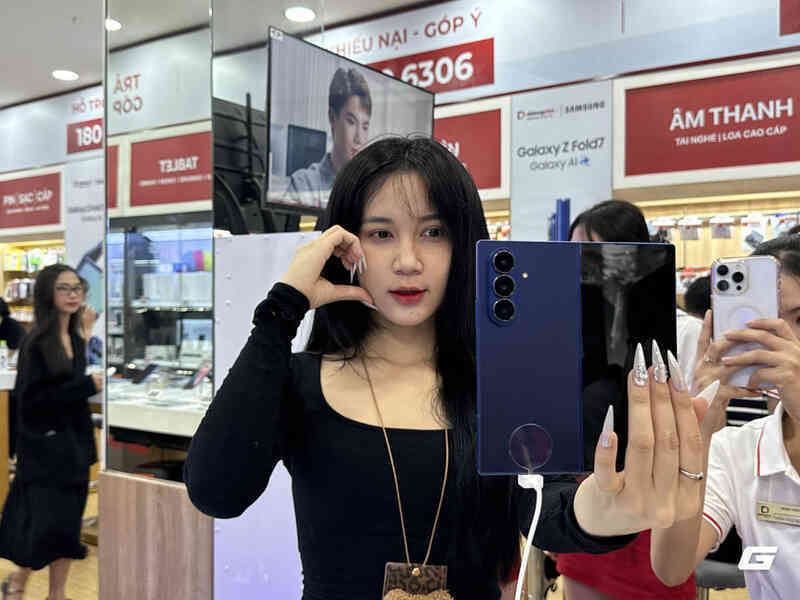 Điện thoại gập không còn là "đồ chơi nhà giàu": Galaxy Z Fold7 và Flip7 khiến người Việt chịu chi hơn bao giờ hết, xếp hàng từ tận 7 giờ sáng để mua máy mới- Ảnh 6.