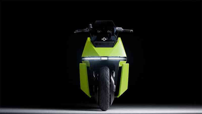 Giá chỉ như Honda SH 160, nhưng mẫu xe máy điện này có thể tự động đỗ, tự di chuyển đến trước mặt bạn chỉ bằng một chạm!- Ảnh 5.