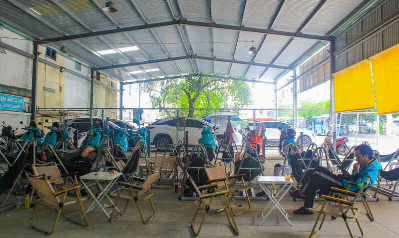 Cà phê võng phiên bản plus: Chỉ 30.000 đồng mà vừa uống nước, vừa sạc xe điện, vừa có chỗ tắm đang gây sốt ở TP.HCM- Ảnh 2. Cà phê võng phiên bản plus: Chỉ 30.000 đồng mà vừa uống nước, vừa sạc xe điện, vừa có chỗ tắm đang gây sốt ở TP.HCM- Ảnh 2.
