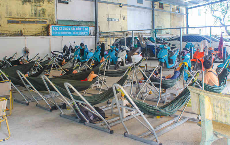 Cà phê võng phiên bản plus: Chỉ 30.000 đồng mà vừa uống nước, vừa sạc xe điện, vừa có chỗ tắm đang gây sốt ở TP.HCM- Ảnh 3. Cà phê võng phiên bản plus: Chỉ 30.000 đồng mà vừa uống nước, vừa sạc xe điện, vừa có chỗ tắm đang gây sốt ở TP.HCM- Ảnh 3.