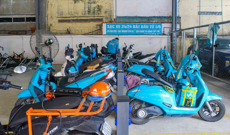 Cà phê võng phiên bản plus: Chỉ 30.000 đồng mà vừa uống nước, vừa sạc xe điện, vừa có chỗ tắm đang gây sốt ở TP.HCM- Ảnh 4. Cà phê võng phiên bản plus: Chỉ 30.000 đồng mà vừa uống nước, vừa sạc xe điện, vừa có chỗ tắm đang gây sốt ở TP.HCM- Ảnh 4.