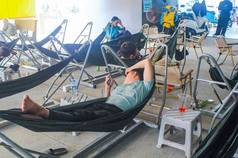 Cà phê võng phiên bản plus: Chỉ 30.000 đồng mà vừa uống nước, vừa sạc xe điện, vừa có chỗ tắm đang gây sốt ở TP.HCM- Ảnh 5. Cà phê võng phiên bản plus: Chỉ 30.000 đồng mà vừa uống nước, vừa sạc xe điện, vừa có chỗ tắm đang gây sốt ở TP.HCM- Ảnh 5.