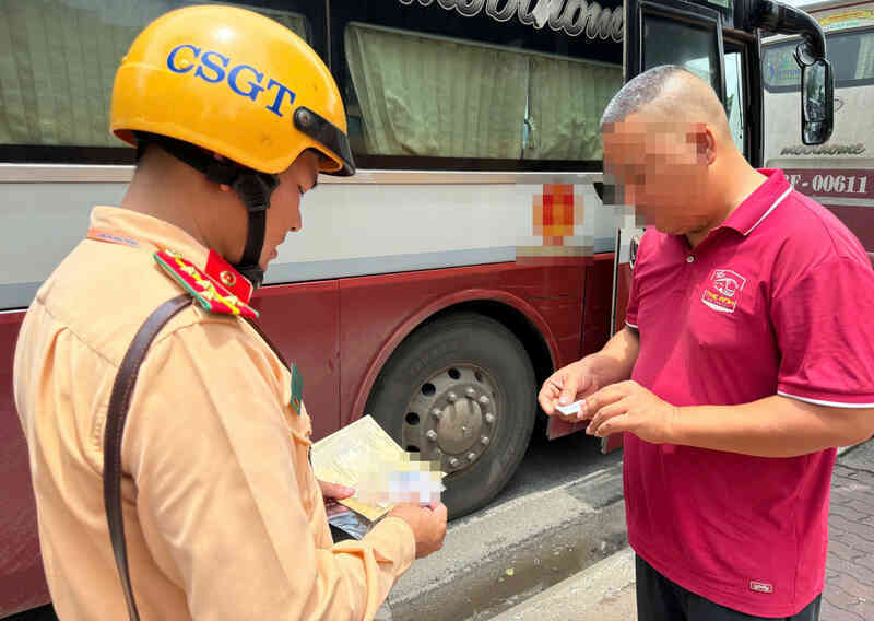 Nếu CSGT không chấp nhận kiểm tra GPLX trên VNeID, người dân có thể phản ánh tới Cục trưởng CSGT