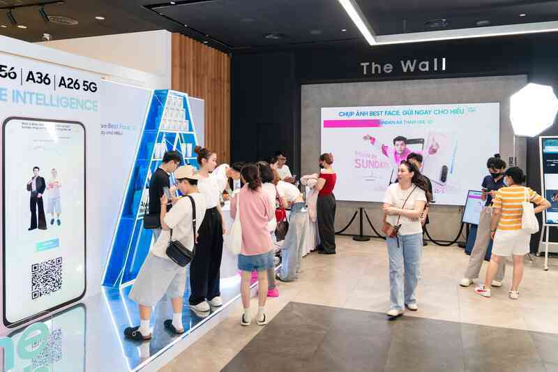 Người hâm mộ HIEUTHUHAI săn vé gặp thần tượng và trải nghiệm Galaxy A56 5G hồng mới