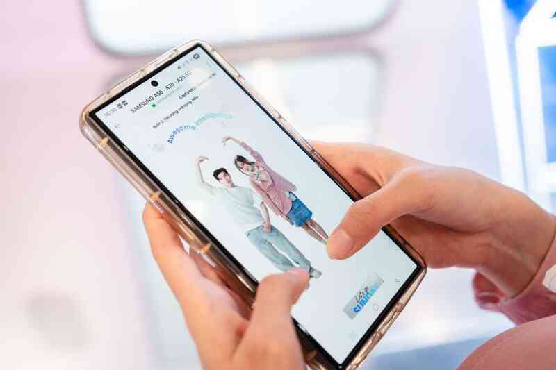 Người hâm mộ HIEUTHUHAI săn vé gặp thần tượng và trải nghiệm Galaxy A56 5G hồng mới - 2
