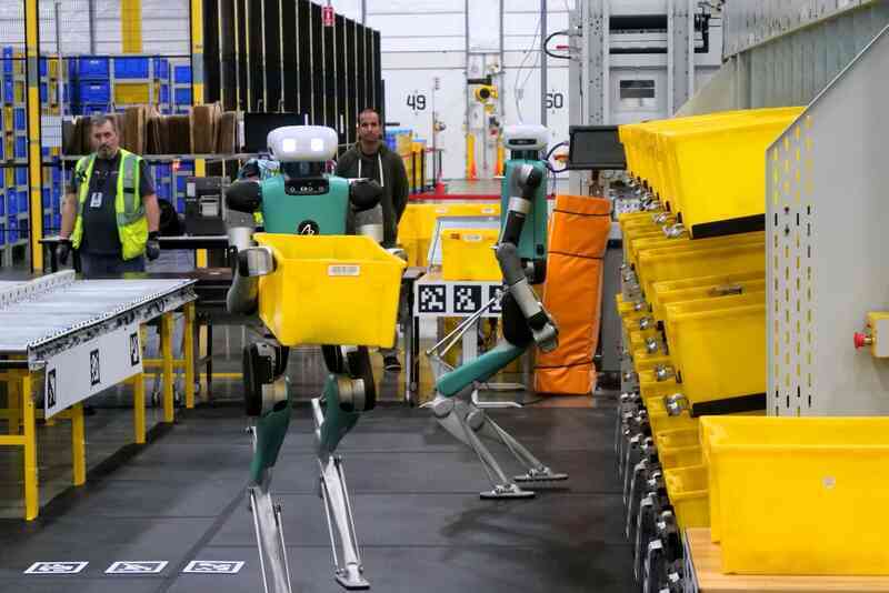 Robot tự hành tại các kho hàng Amazon sắp nhiều bằng con người