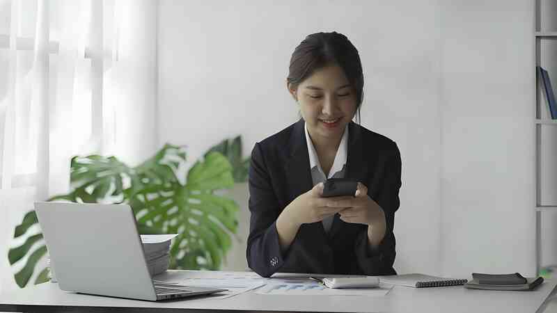 Biết là lừa đảo nhưng vẫn dùng, cô gái đợi tài khoản mất triệu đồng mới báo cảnh sát thì được khen nhanh trí