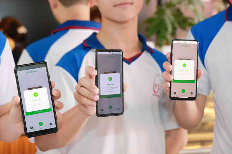 Sinh viên PTIT dùng tín chỉ xanh P-Coin đổi cà phê, được miễn phí gửi xe