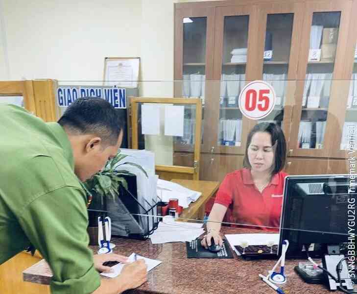 Cụ bà 76 tuổi mang 1 mẩu giấy và 100 triệu đồng tiền tiết kiệm đến ngân hàng để chuyển khoản: Nhân viên Agribank lập tức liên hệ công an đến làm việc