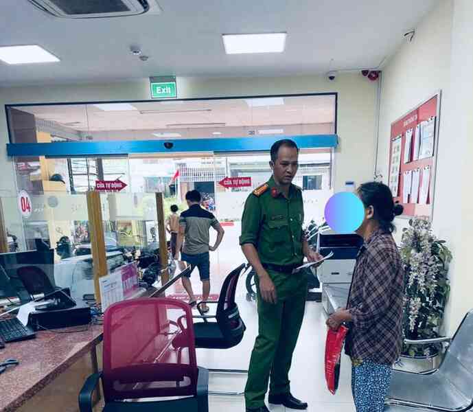 Cụ bà 76 tuổi mang 1 mẩu giấy và 100 triệu đồng tiền tiết kiệm đến ngân hàng để chuyển khoản: Nhân viên Agribank lập tức liên hệ công an đến làm việc- Ảnh 4.