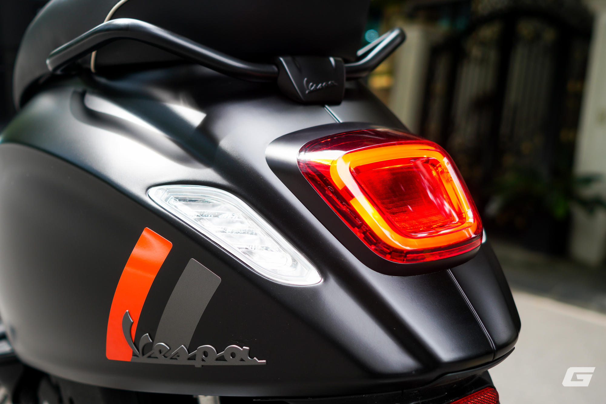 Vespa Sprint S 125 2025: Vận hành linh hoạt, mức tiêu thụ nhiên liệu thực tế chỉ từ 2.3L/100Km- Ảnh 12.