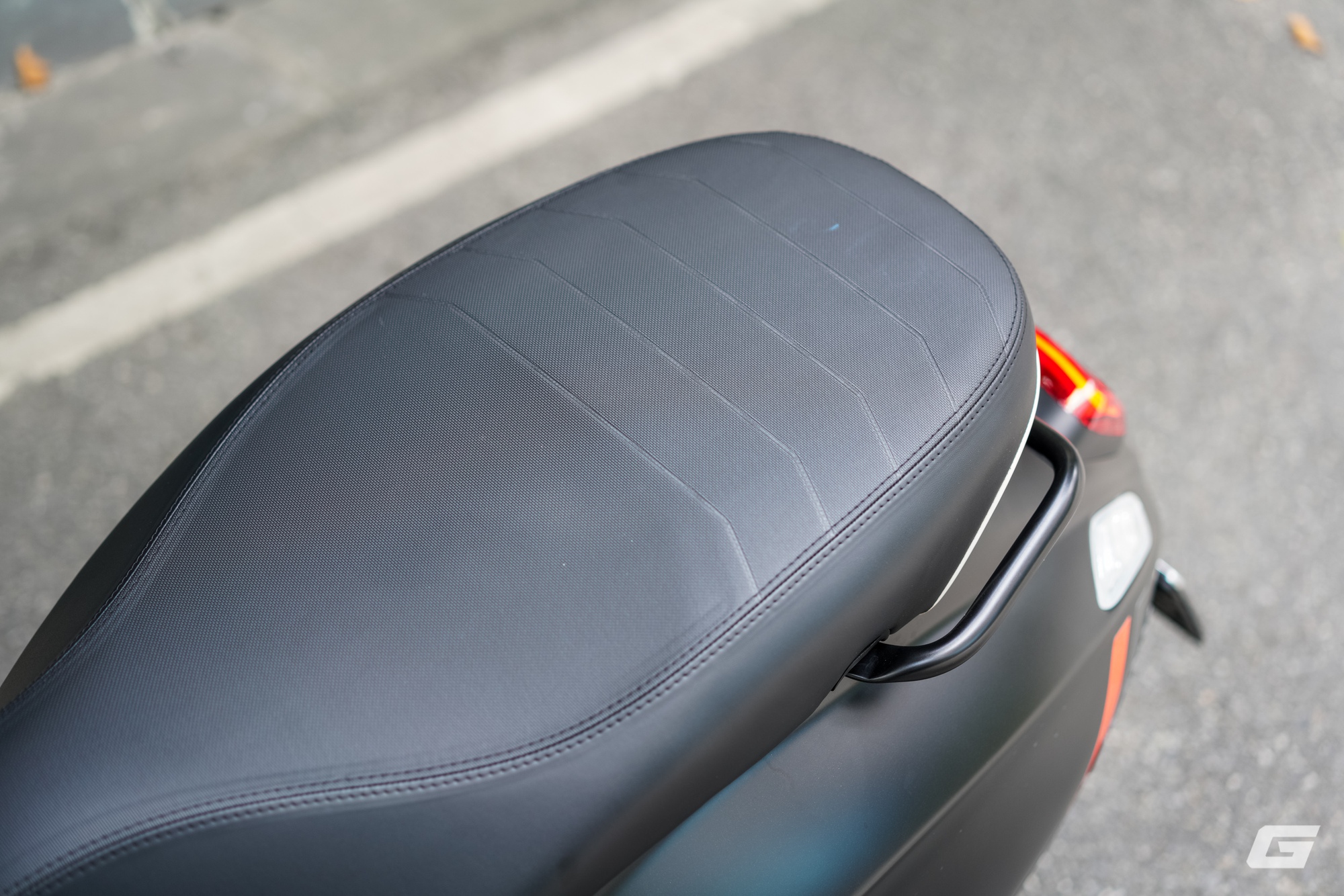 Vespa Sprint S 125 2025: Vận hành linh hoạt, mức tiêu thụ nhiên liệu thực tế chỉ từ 2.3L/100Km- Ảnh 13.