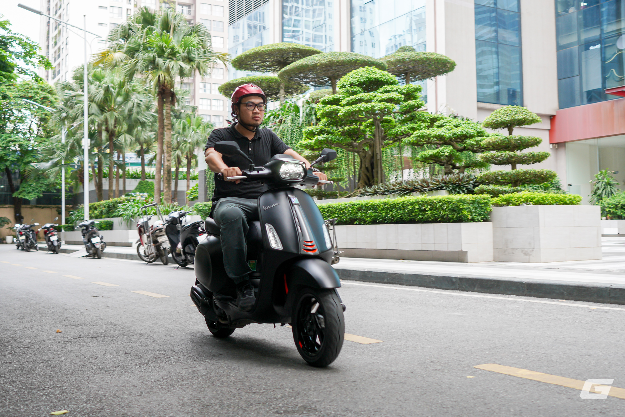 Vespa Sprint S 125 2025: Vận hành linh hoạt, mức tiêu thụ nhiên liệu thực tế chỉ từ 2.3L/100Km- Ảnh 16.