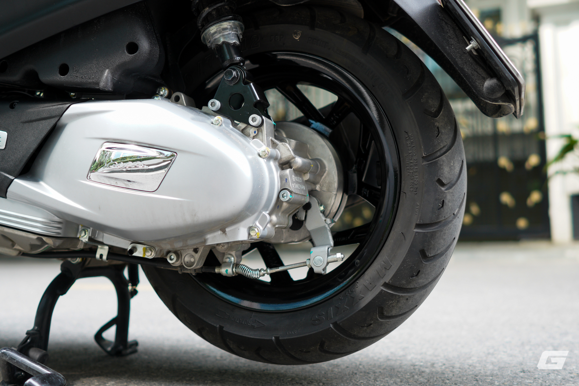 Vespa Sprint S 125 2025: Vận hành linh hoạt, mức tiêu thụ nhiên liệu thực tế chỉ từ 2.3L/100Km- Ảnh 5.