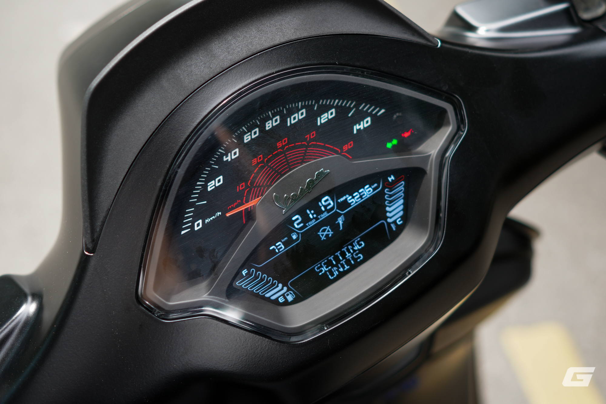 Vespa Sprint S 125 2025: Vận hành linh hoạt, mức tiêu thụ nhiên liệu thực tế chỉ từ 2.3L/100Km- Ảnh 7.