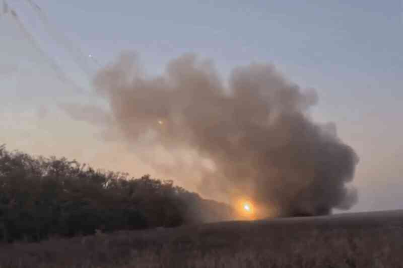 Pháo phản lực phóng loạt Grad BM-21 Nga 'ra đòn' hủy diệt kho đạn Ukraine