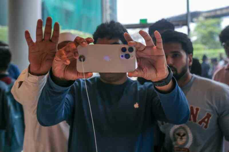iphone bloomberg