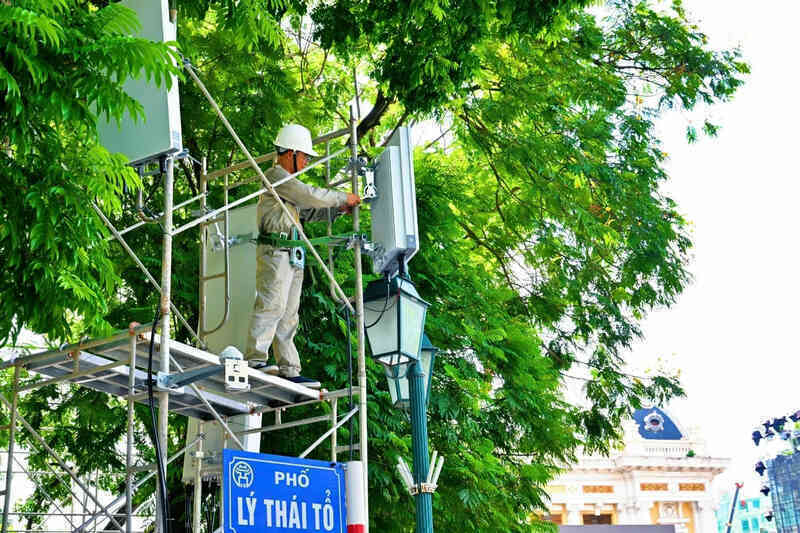 Nhân viên Viettel hối hả lắp trạm 5G phủ sóng toàn bộ sự kiện A80