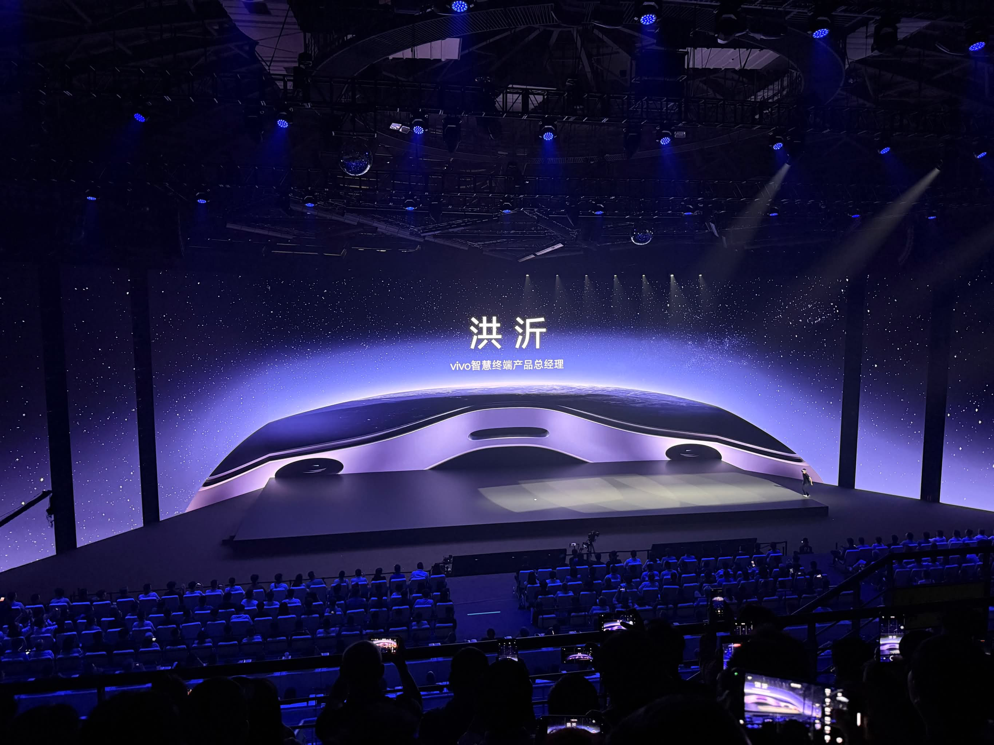 vivo ra mắt kính thực tế hỗn hợp đầu tiên: Thiết kế gọn nhẹ, màn hình Micro-OLED 8K, điều khiển mắt cực chính xác