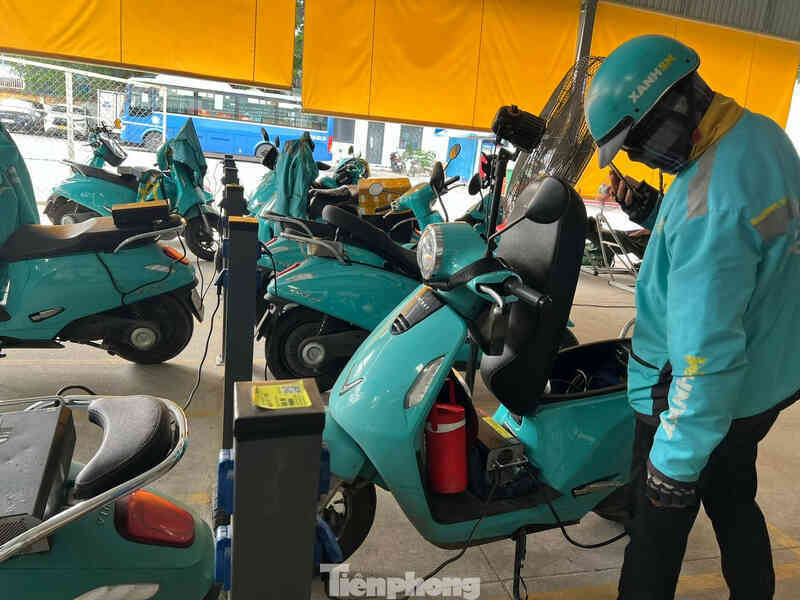 Bao giờ TPHCM 'khai tử' xe máy giao hàng chạy xăng?- Ảnh 2. Bao giờ TPHCM 'khai tử' xe máy giao hàng chạy xăng?- Ảnh 2.