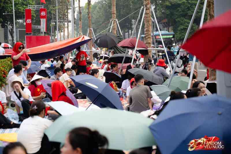 Hà Nội đổ mưa bất ngờ, "khối yêu nước" vẫn kiên trì bám trụ chỗ đẹp chờ xem tổng hợp luyện tối nay- Ảnh 18. Hà Nội đổ mưa bất ngờ, "khối yêu nước" vẫn kiên trì bám trụ chỗ đẹp chờ xem tổng hợp luyện tối nay- Ảnh 18.